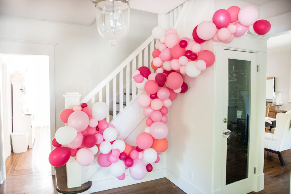 balloon arch made with fishing line Easy to do!!